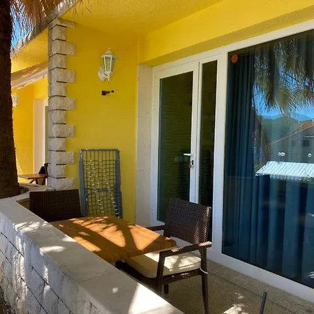 Apartment Apartmani Villa Mediterane Kuciste